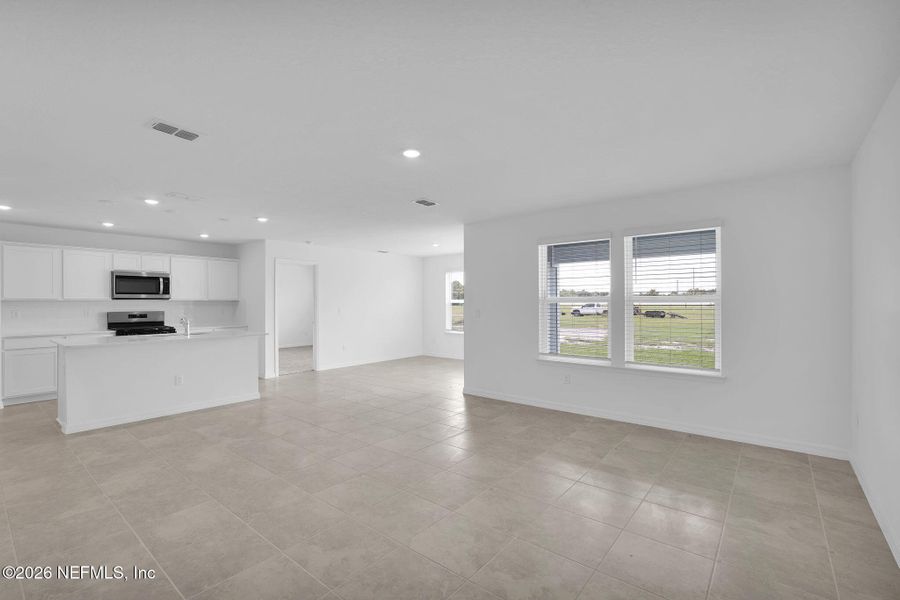 Spacious, unfurnished interior of a new home in Wells Landing, Jacksonville (Image 25).