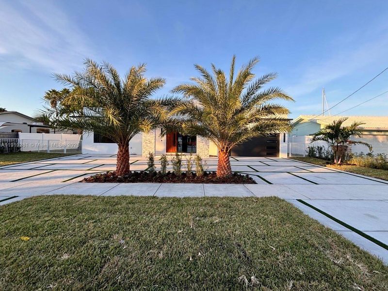 Exterior details and patio area of a home in , Deerfield Beach (Image 19).