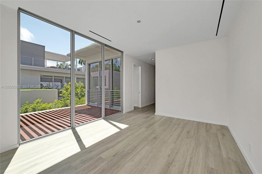 Spacious, unfurnished interior of a new home in , Miami (Image 37).
