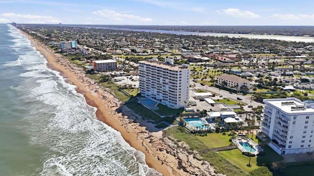 Condo located in Daytona Beach, FL showcasing its design and architecture (Image 47).