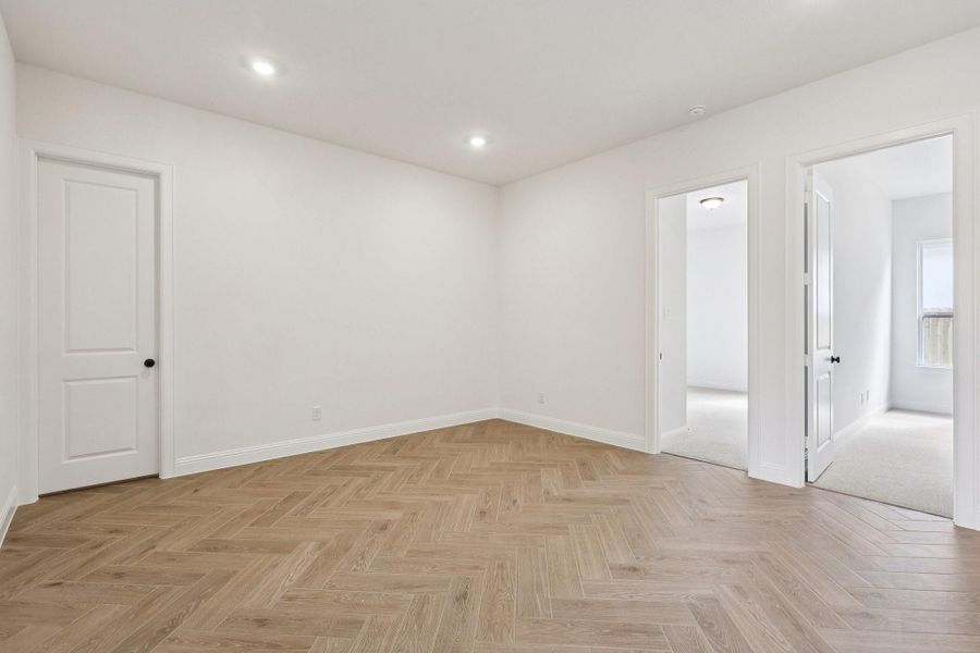 Spacious, unfurnished interior of a new home in Sienna 65', Missouri City (Image 35).