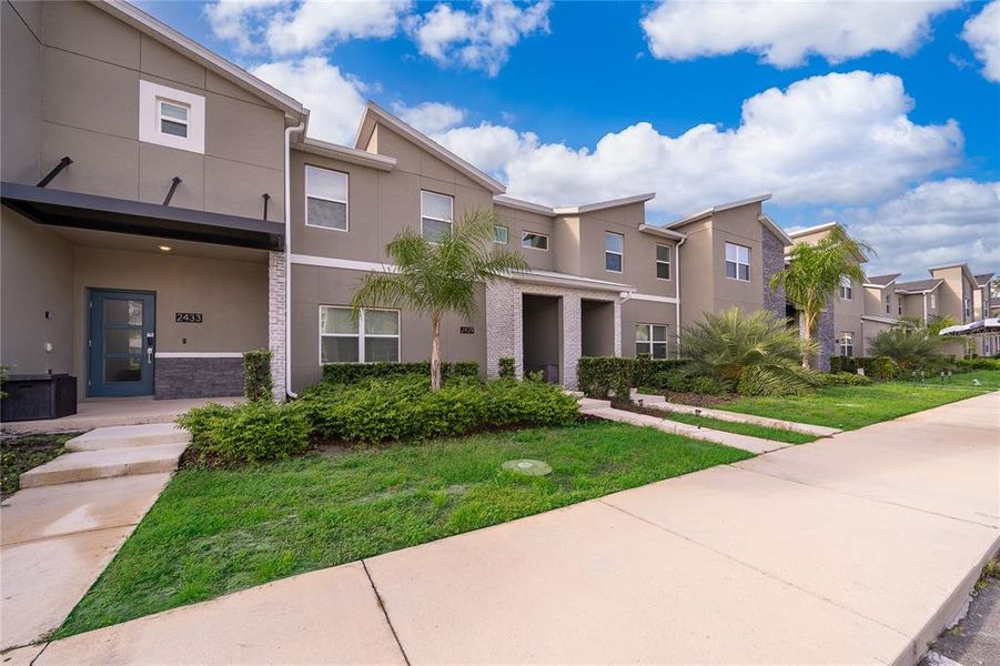 Exterior details and patio area of a home in , Kissimmee (Image 2).