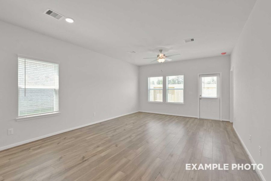 Spacious, unfurnished interior of a new home in Spring Branch Crossing, Conroe (Image 11).