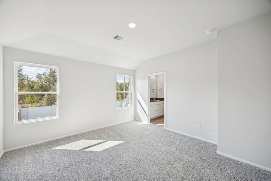 Spacious, unfurnished interior of a new home in Saint Tropez, Huffman (Image 6).