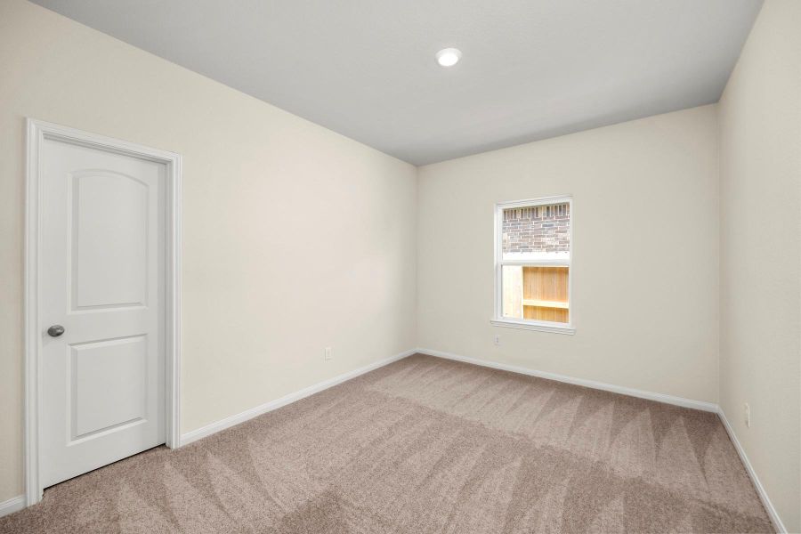 Spacious, unfurnished interior of a new home in Lago Mar, Texas City (Image 9).