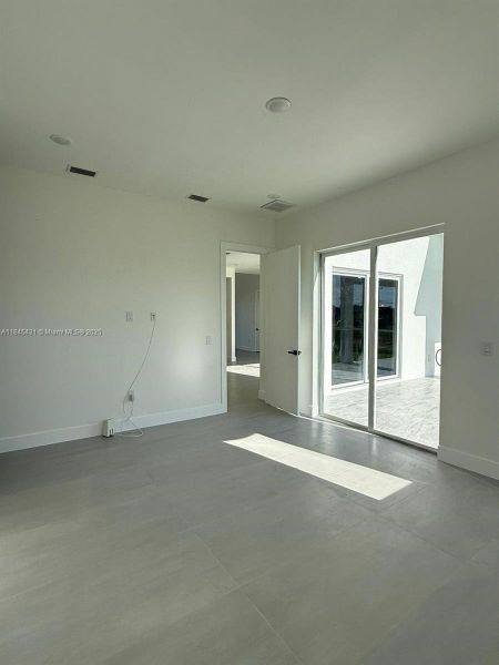 Spacious, unfurnished interior of a new home in , Cape Coral (Image 26).