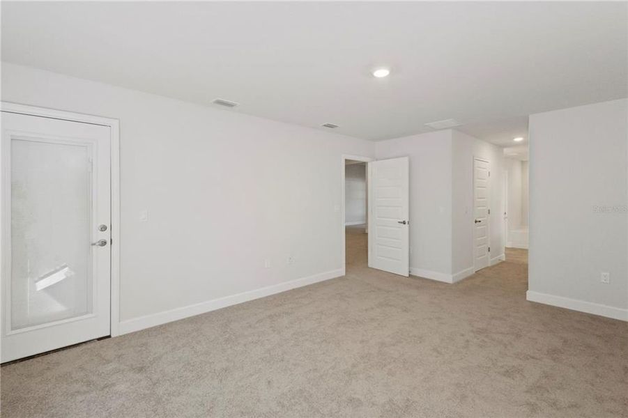 Spacious, unfurnished interior of a new home in Royal Highlands, Weeki Wachee (Image 20).