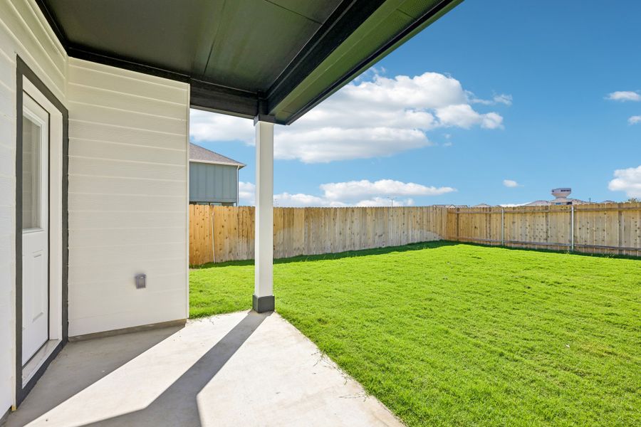Exterior details and patio area of a home in Porter Country, Buda (Image 3).