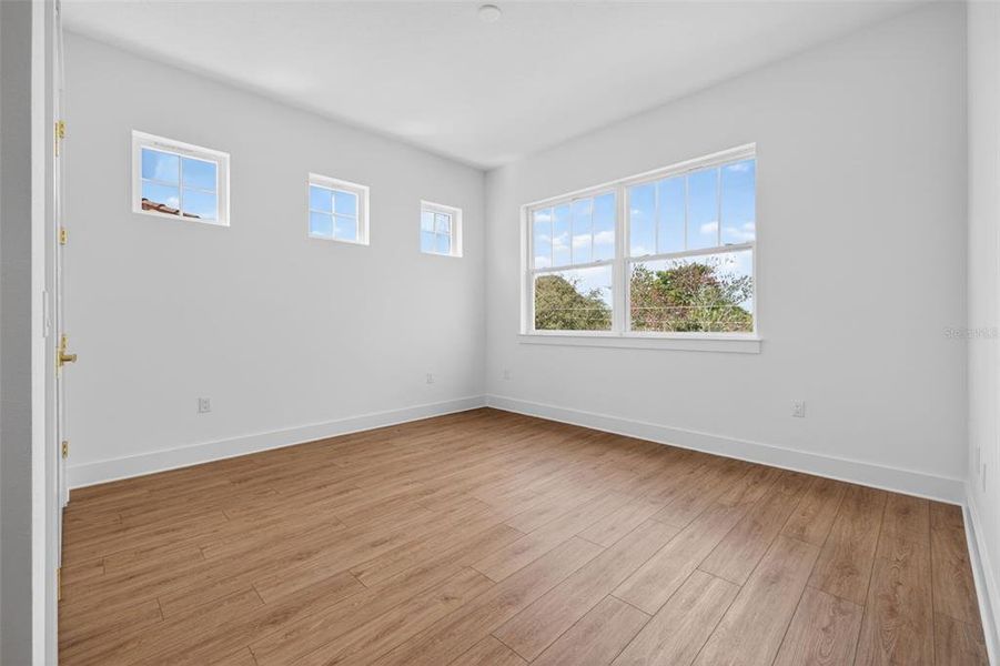 Spacious, unfurnished interior of a new home in , St. Petersburg (Image 29).