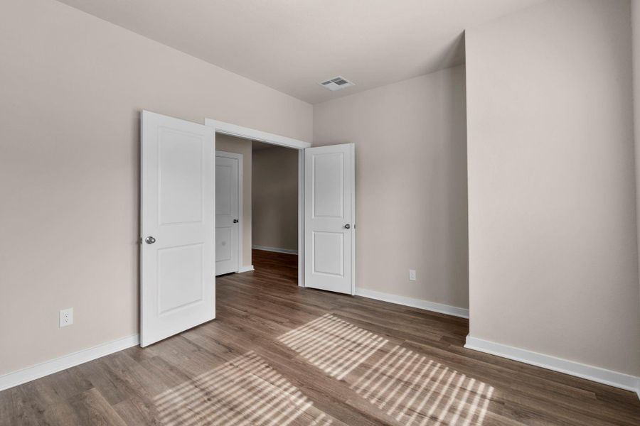 Spacious, unfurnished interior of a new home in Laurel Landing 40', Alvin (Image 12).