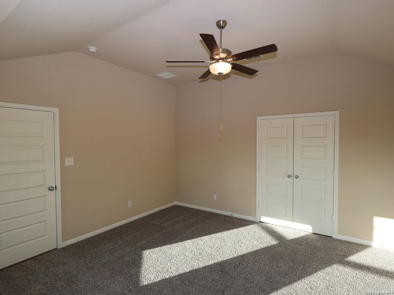 Spacious, unfurnished interior of a new home in Mesquite Ridge, San Antonio (Image 17).