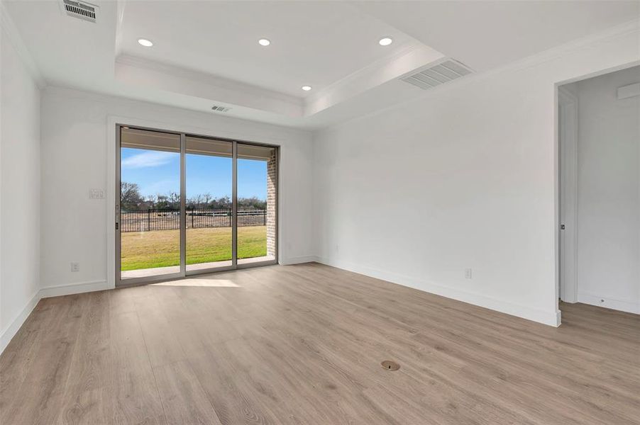 Spacious, unfurnished interior of a new home in Heath Golf & Yacht Villas, Heath (Image 25).