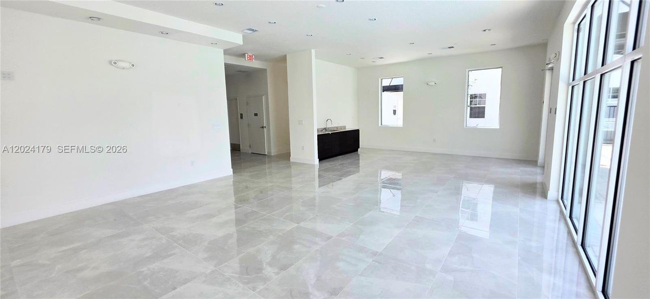 Spacious, unfurnished interior of a new home in , Orlando (Image 29).