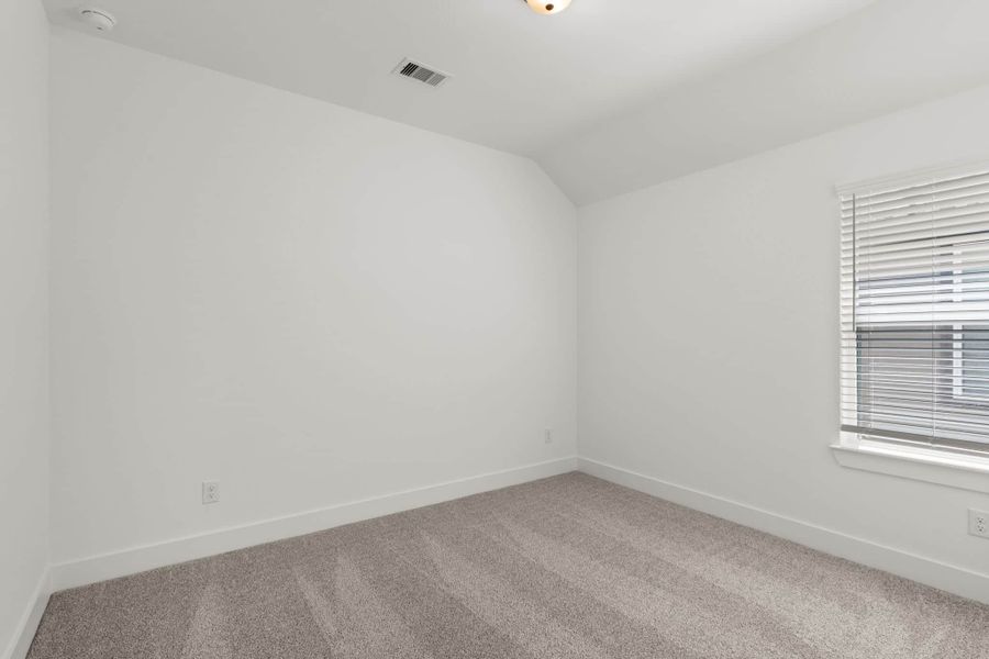 Spacious, unfurnished interior of a new home in Wood Leaf Reserve, Tomball (Image 32).