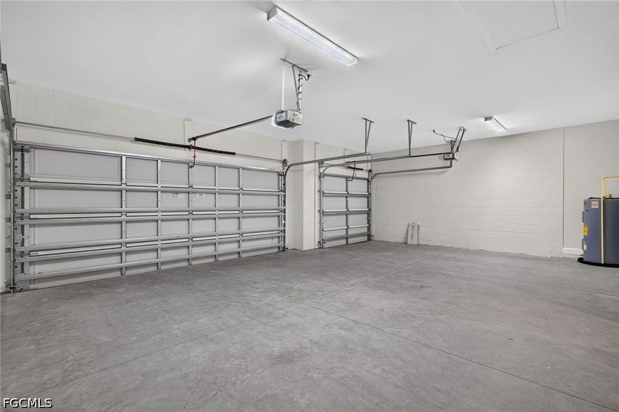 Spacious, unfurnished interior of a new home in Cape Coral, Cape Coral (Image 27).