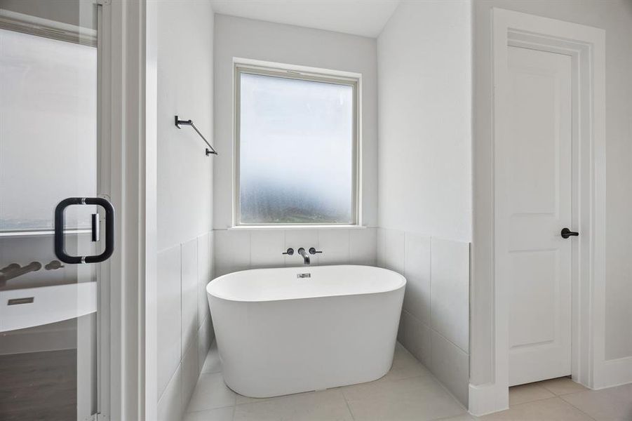 Furnished interior view inside a new home in Ellis Ranch Estates, Waxahachie (Image 11).