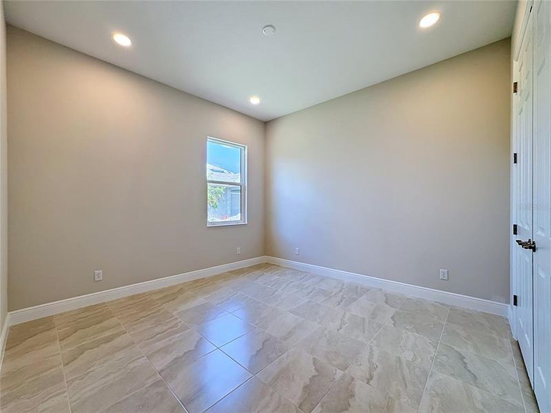 Spacious, unfurnished interior of a new home in Watercolor Place, Bradenton (Image 20).