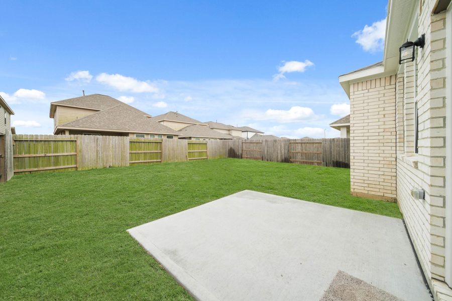 Exterior details and patio area of a home in Lago Mar, Texas City (Image 19).