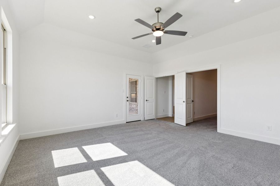 Representative unfurnished interior of a home built from the Halsted by Centre Living Homes in Lakeway Estates, Waxahachie (Image 34).