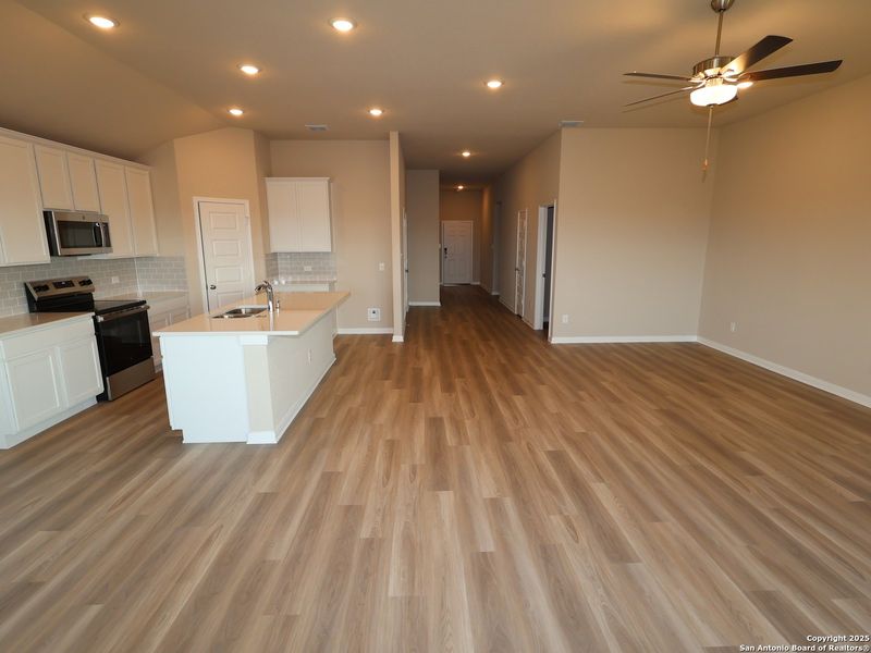 Spacious, unfurnished interior of a new home in Paloma Park, Converse (Image 27).