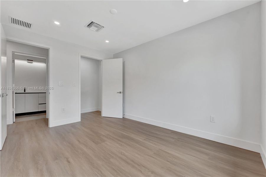 Spacious, unfurnished interior of a new home in , Coral Springs (Image 14).