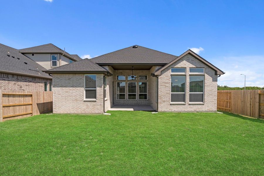 Exterior details and patio area of a home in Blue Heron, Mont Belvieu (Image 4).