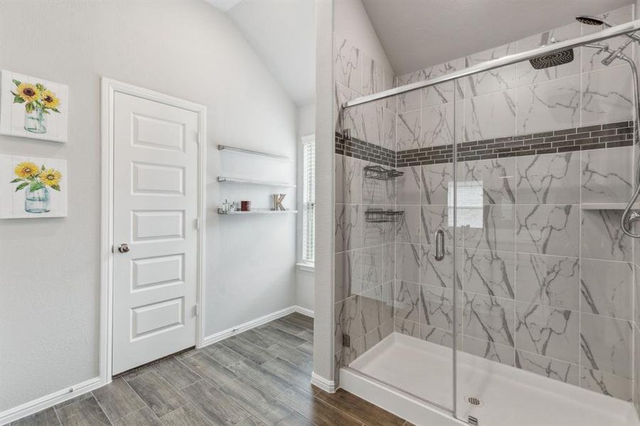 Large Walk-in shower with drip-dry area Large Walk-in shower with drip-dry area