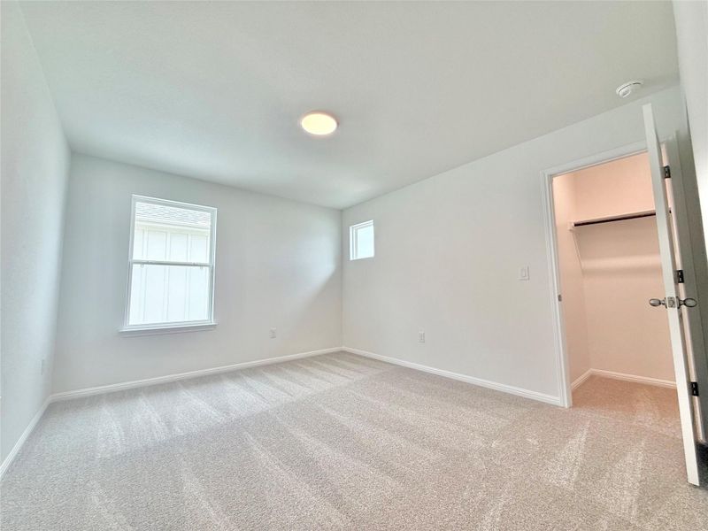 Spacious, unfurnished interior of a new home in Porter Country, Buda (Image 17).