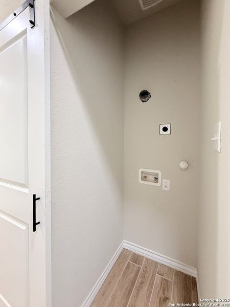 Spacious, unfurnished interior of a new home in , Natalia (Image 27).