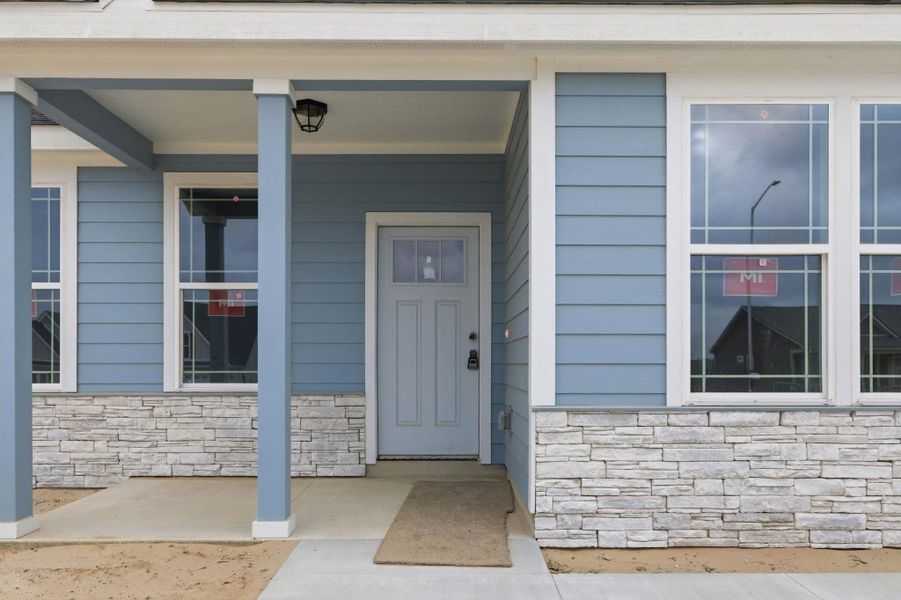 Exterior details and patio area of a home in Las Palomas Country Club Estates, La Vernia (Image 3).