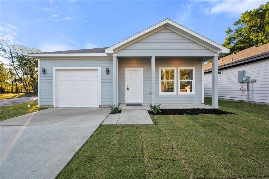 Exterior details and patio area of a home in , Corsicana (Image 21).