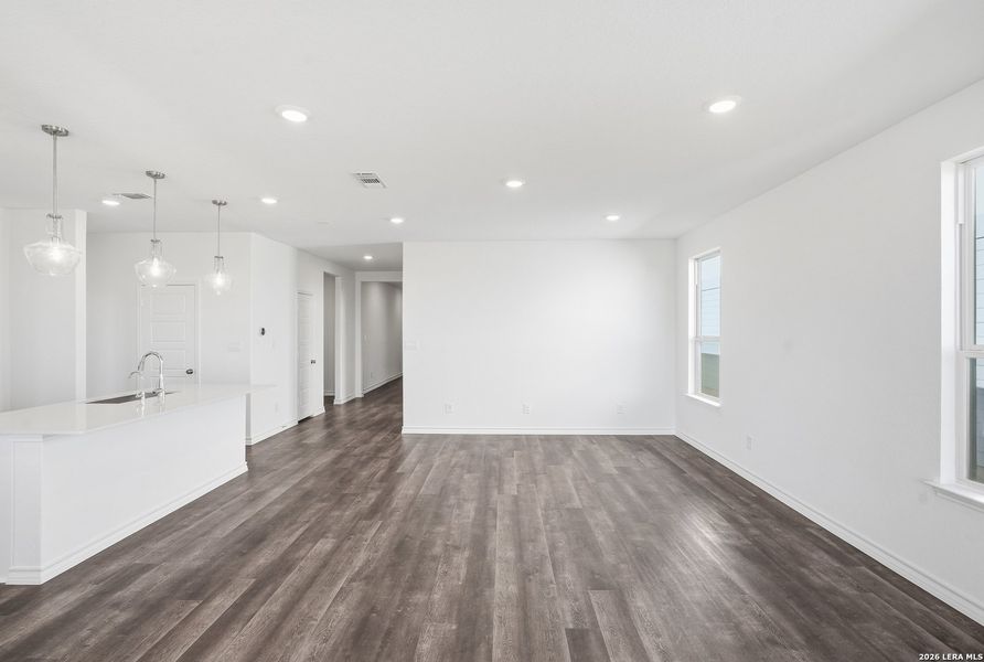 Spacious, unfurnished interior of a new home in Nopal Valley, San Antonio (Image 27).