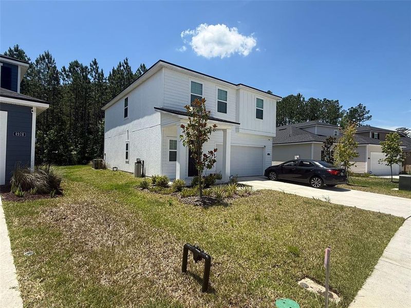 Exterior details and patio area of a home in Dunns Crossing, Jacksonville (Image 2).