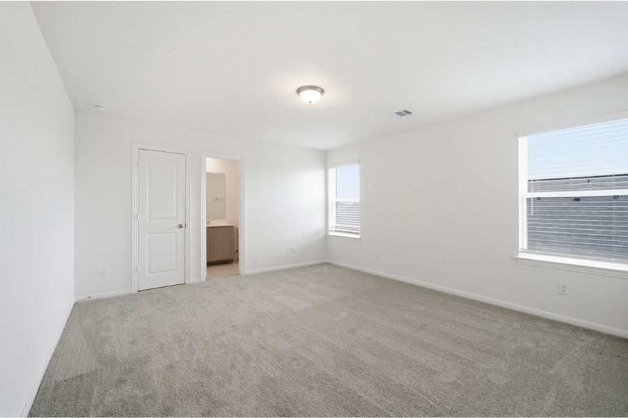 Spacious, unfurnished interior of a new home in Ashland, Texas City (Image 56).