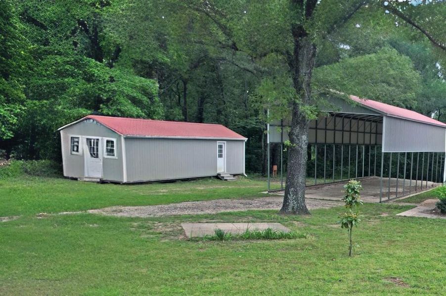Exterior details and patio area of a home in , Yantis (Image 3).