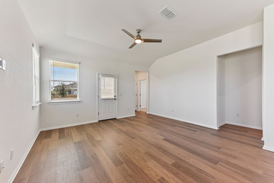 Spacious, unfurnished interior of a new home in Porter Country, Buda (Image 18).
