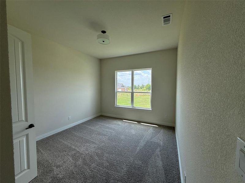 Spacious, unfurnished interior of a new home in Windmill Creeks, Weatherford (Image 10).