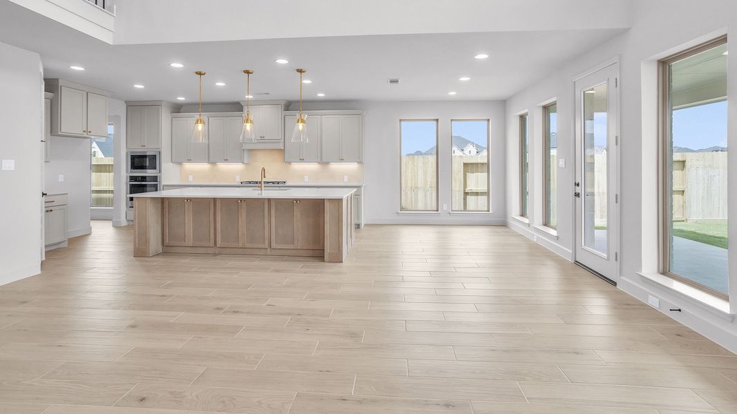 Spacious, unfurnished interior of a new home in Cross Creek West, Fulshear (Image 23).