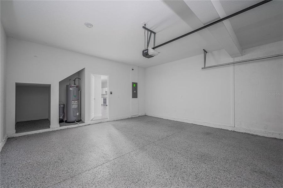 Spacious, unfurnished interior of a new home in , Davenport (Image 16).