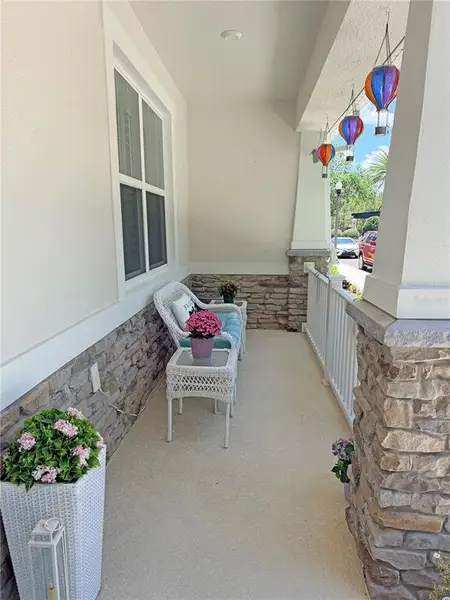 Exterior details and patio area of a home in , Winter Springs (Image 4).