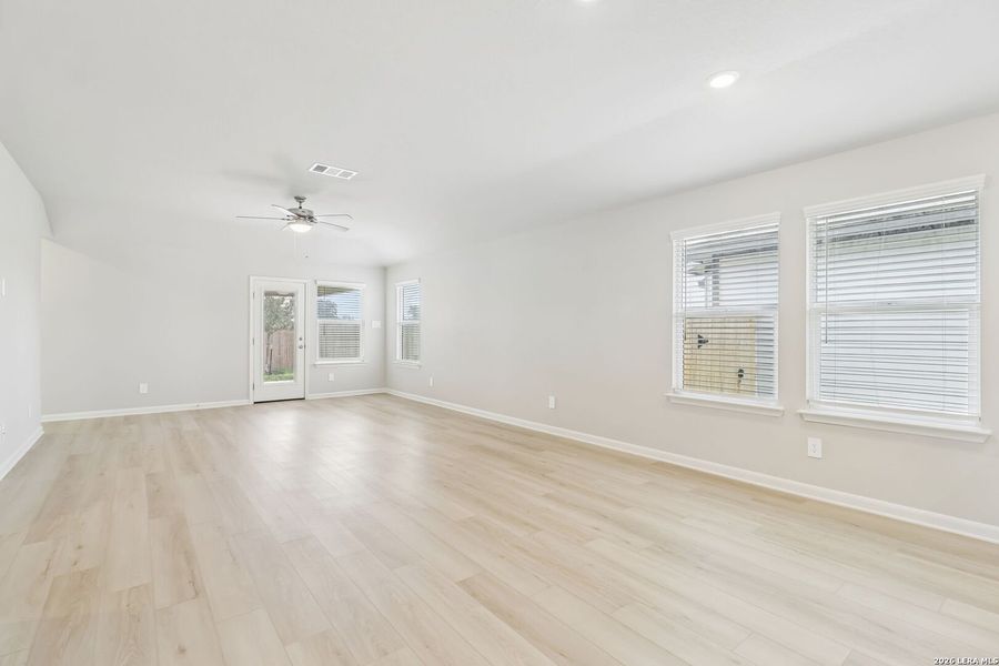 Spacious, unfurnished interior of a new home in Thomas Pond, San Antonio (Image 23).