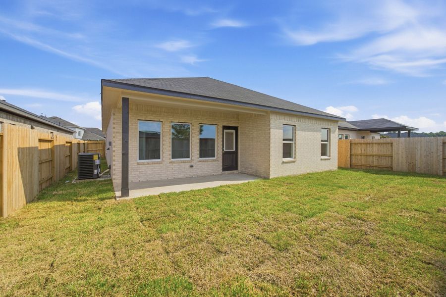 Exterior details and patio area of a home in Pecan Estates, Crosby (Image 4).