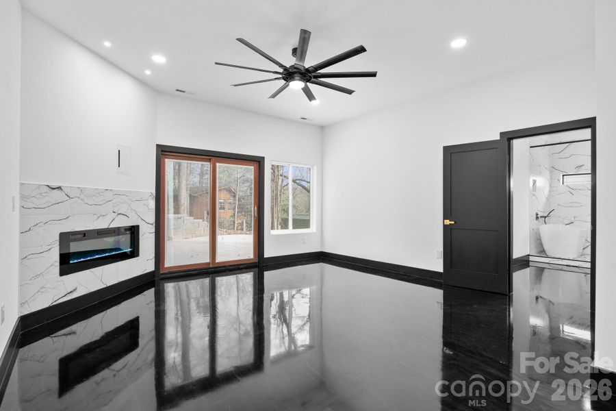 Spacious, unfurnished interior of a new home in , Mills River (Image 24).
