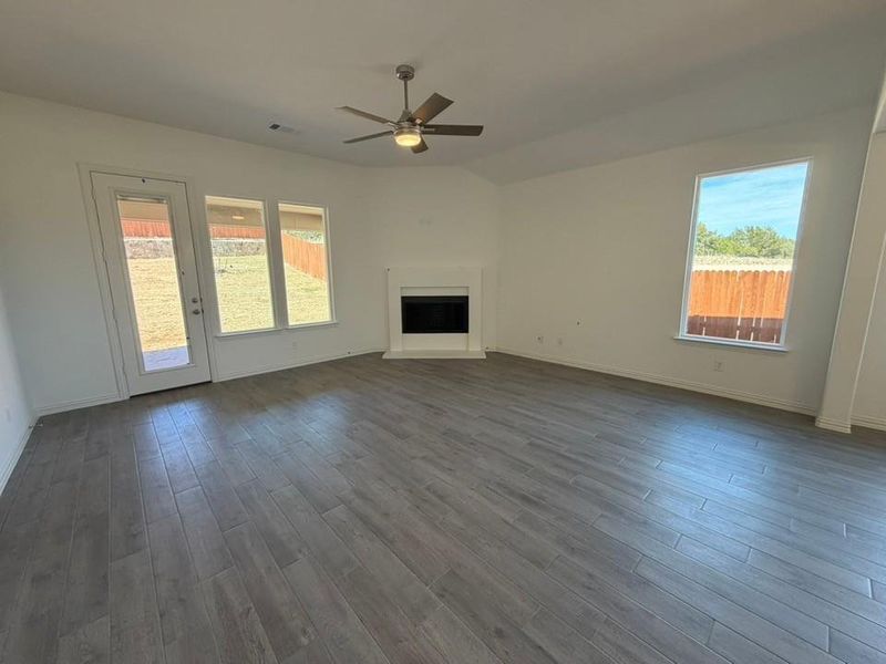 Spacious, unfurnished interior of a new home in Waterford Park, Weatherford (Image 5).