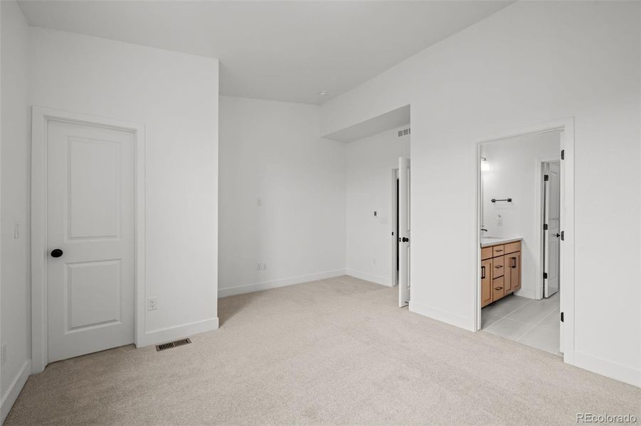 Spacious, unfurnished interior of a new home in , Denver (Image 19).