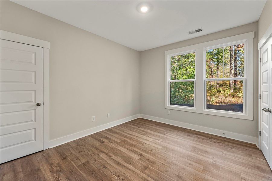 Spacious, unfurnished interior of a new home in Cross Creek Plantation, Seneca (Image 31).