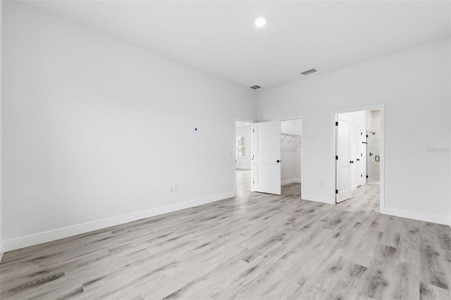 Spacious, unfurnished interior of a new home in , Ocala (Image 24).