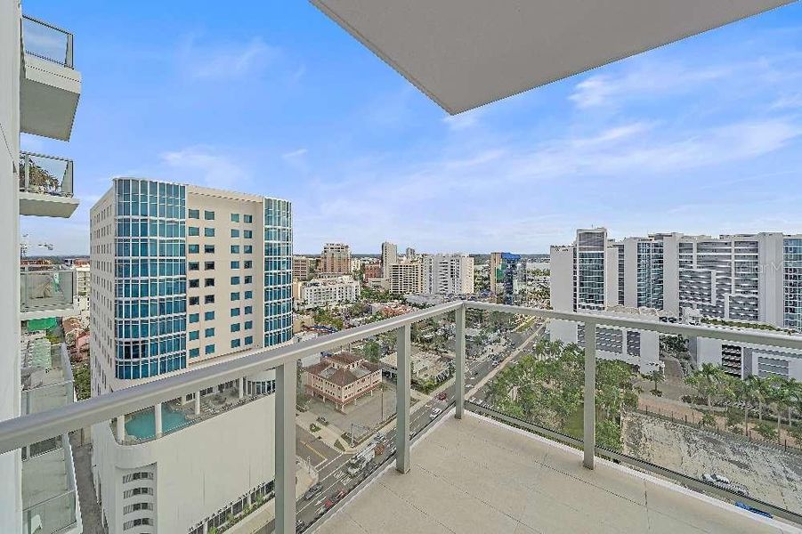 Condo located in Sarasota, FL showcasing its design and architecture (Image 4).