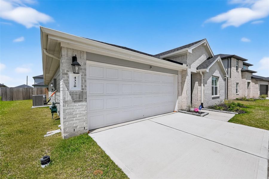 Exterior details and patio area of a home in Evergreen, Rosenberg (Image 29).