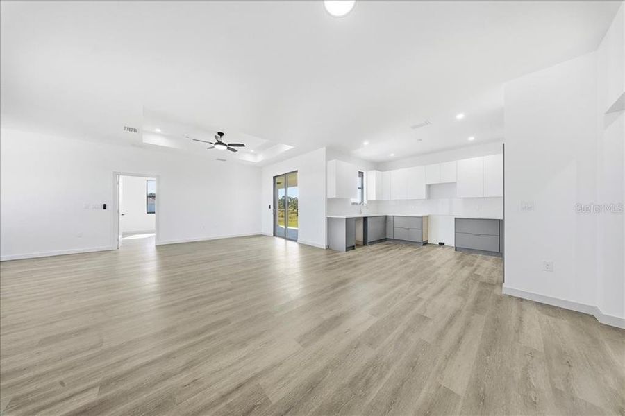 Spacious, unfurnished interior of a new home in , Lehigh Acres (Image 9).